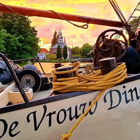 Zeilschip De Vrouw Dina * Leiden