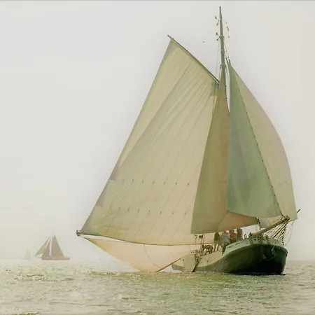 Zeilschip De Vrouw Dina Leiden