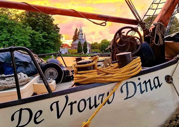 Zeilschip De Vrouw Dina * Leiden