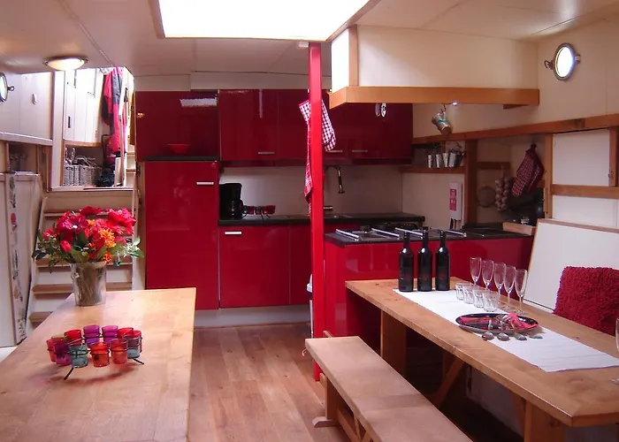 Zeilschip De Vrouw Dina Сasa de vacaciones Leiden